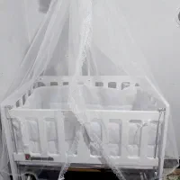 تخت کنار مادر گهواره