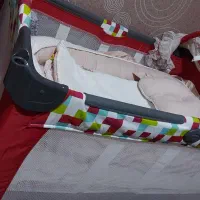 تخت کنار مادر و ساک حمل بچه