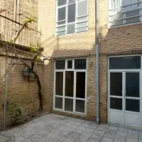 حیاط دوطبقه دربست