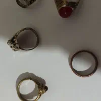 تعدادی انگشتر و حلقه و رکاب