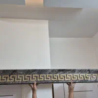 قرنیز پرده طرح ورساچه قهوه ایی