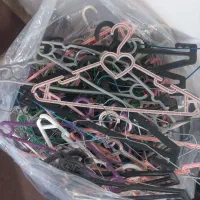 حدود ۵۰۰ عدد چوب رختی لباس پلاستیکی و فلزی سالم