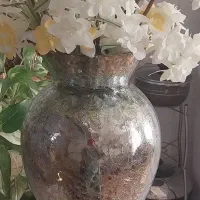 گلدان به همراه ۴ شاخه گل نرگس