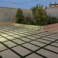 نظافت در باغ خانم جوان یک یا دو نفر