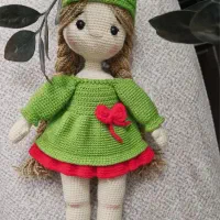 دخترلباس سبز