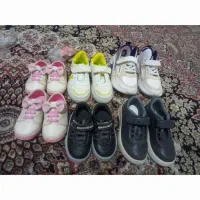 کفش و لباس بچگانه