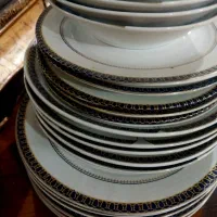 مقداری  ظروف پذیرایی و دیگ سینی ابمیوگیر