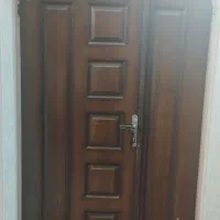 یه درب چوبی ورودی هال دولنگه