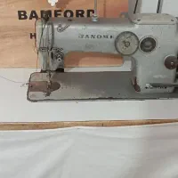 یک دستگاه چرخ خیاطی ژانومه
