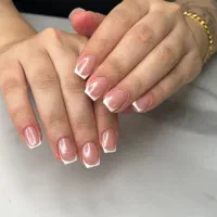 خدمات و آموزش کاشت ناخن