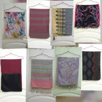 تعدادی شال و روسری با مانتو