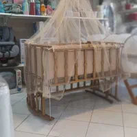 تخت و گهواره کنار مادر