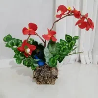 گلدان سفالی و گل مصنوعی