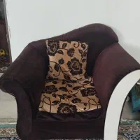 مبلمان ۷ نفره در حد نو با میز وسط و عسلی