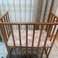 تخت کودک کنار مادر