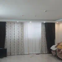 یک-خانه-با-پرده-و-کابینت-و-هود-و-گاز-با-چراغ-ها