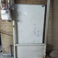 در و پنجره آهنی و دستشویی