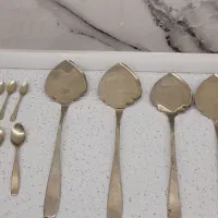 تعدادی قاشق از جنس برنج و دیس لعابی قدیمی