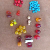 مهره های سنگی قدیمی + ۲ عدد سکه شاهنشاهی