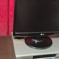 کامپیوتر اداری همراه میز و کیبورد و اسپیکر