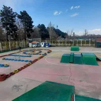 آموزش تخصصی اسکیت در فضای سرپوشیده و رمپ دار