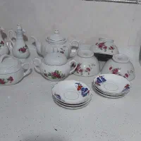 تعدادی ظروف قدیمی گل سرخی و گل زنبق و ترمه
