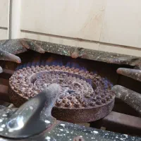 اجاق گاز با ورق ضخیم و محکم و شعله آبی