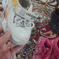 کفش بچه گانه تمیز و مرتب وکلی لباس