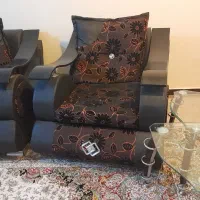 مبل چرم ودوتامیزپذیرایی ومیزوسط