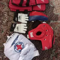 لباس رزمی و یک جفت