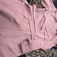 تعدادی پوشاک.