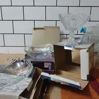 تعدادی ظروف شیشه‌ای، نو و داخل کارتن