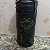 یه عدد کیسه بکس سالم در حد نو و دو جفت دستکش بکس