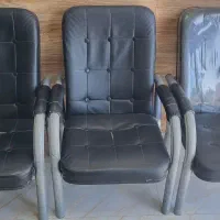 تعدادی صندلی انتظار اداری