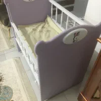 تخت کنار مادر گهواره‌ایی