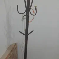 یک لباس گیرایستاده فلزی