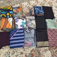 تعدادی روسری و تونیک و چادر