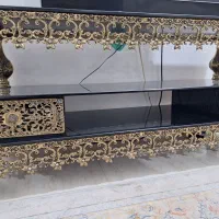 زیر تلویزیونی و ساعت برنجی