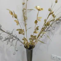 چند شاخه گل مصنوعی