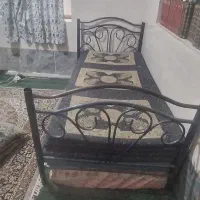 تخت به همراه تشک فنری