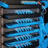 خدمات پشتیبانی شبکه و سرور