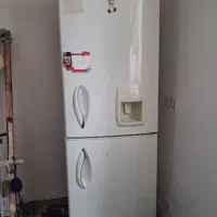 یخچال سفید رنگ