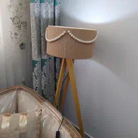 آباژور کنار سالنی سه پایه و تک پایه