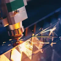 اپراتور سی ان سی لیزر