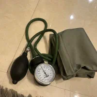 فشارسنج عقربه ای و گوشی پزشکی
