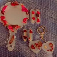 رزین. آینه و دست کلید و گیره مو گل مو