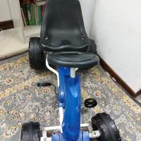ماشین 4 چرخ و تعدادی اسباب بازی و اسکیت بورد