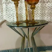 میز و سه عدد شمعدان