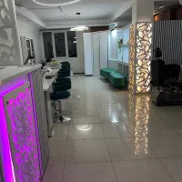 ناخن کار با مشتری در محیطی آرام و دوستانه