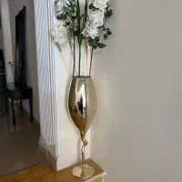 گلدان به همراه گل